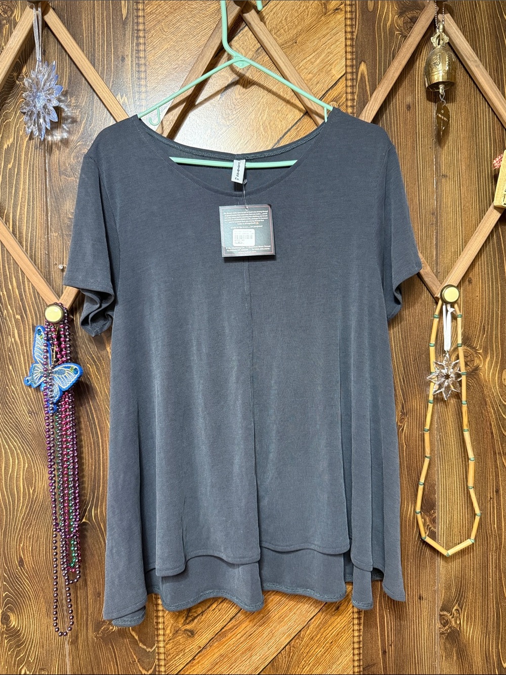 Short-Sleeve Relaxed Tee in Charcoal Gray